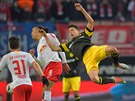Thomas Delaney z Dortmundu (vpravo) padá v souboji s hráem Lipska Yussufem...