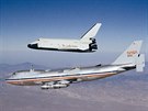 Nosi Boeing 747 SCA (Shuttle Carrier Aircraft) a raketoplán Enterprise