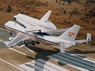Nosi Boeing 747 SCA (Shuttle Carrier Aircraft) a raketoplán Enterprise