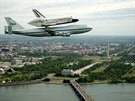 Nosi Boeing 747 SCA (Shuttle Carrier Aircraft) s raketoplánem Discovery nad...