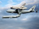 Nosi Boeing 747 SCA (Shuttle Carrier Aircraft) s raketoplánem Endeavour,...