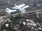 Nosi Boeing 747 SCA (Shuttle Carrier Aircraft) s raketoplánem Endeavour