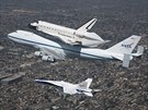 Nosi Boeing 747 SCA (Shuttle Carrier Aircraft) s raketoplánem Endeavour