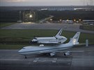 Nosi Boeing 747 SCA (Shuttle Carrier Aircraft) s raketoplánem Endeavour