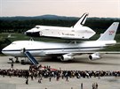 Nosi Boeing 747 SCA (Shuttle Carrier Aircraft) a raketoplán Enterprise