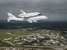 Shuttle Carrier Aircraft s raketoplánem Endeavour