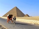 Turisté se mohou kolem pyramid projíždět na koni, na velbloudu nebo v...
