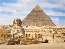 Sfinga údajn nese rysy faraona Chafrea, ped jeho pyramidou je vytesána.