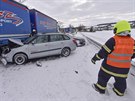 Dopravní nehoda tí aut blokovala 14. ledna 2019 provoz na silnici u Dlouhé...
