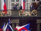Václav Havel mává davu lidí z balkonu Praského hradu den po zvolení...
