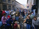 Východonmetí uprchlíci ekají ped nmeckou ambasádou v Praze na pevoz do...