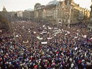 Na 300 tisíc demonstrant poslouchá projev Václava Havla z balkonu Melantrichu...