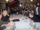 Pedseda vlády Ladislav Adamec a dramatik Václav Havel bhem jednání delegací...