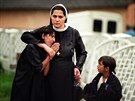 1998. Romská matka truchlí nad smrtí svých dtí, které se utopily pi...