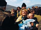 1999. Kosovská matka zastavená na hranici Makedonie, Blace. (Jan ibík, Reflex)