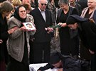 2004. Bolest Beslanu  poheb jednoho ze zabitých dtí bhem teroristického...