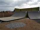 Skatepark postaven naerno a toaleta bez energie