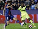 Útoník Barcelony Ousmane Dembélé klikuje ped Sanjinem Prciem, záloníkem...