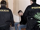 Mu�e obvin�n�ho z p�epaden� �ty� po�t hl�daj� policist� v budov� soudu p�ed...