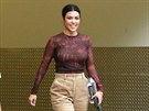 Kourtney Kardashianová pedvádí, jak kombinovat iroký stih kalhot s...
