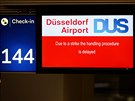Odbavovací pepáka na letiti v Düsseldorfu zobrazuje zprávu o zpodních...