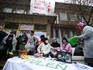 Aktivisté poádají nenásilný protest ped Autonomním centrem Klinika na...