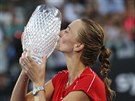 Petra Kvitová s trofejí pro vítzku turnaje v Sydney.
