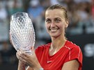 Petra Kvitová s trofejí pro vítzku turnaje v Sydney.