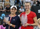 Vítzná Petra Kvitová (vpravo) s trofejí pro vítzku turnaje v Sydney a...