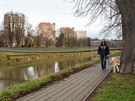 V Kromíi zaala oprava uzavené lávky pro pí pes eku Moravu.