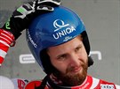 Rakouský lya Marco Schwarz se raduje z triumfu v alpské kombinaci ve Wengenu.