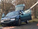 V Dolnch Beanech u Prahy narazilo auto do sloupu, posdka utekla. (17. 1....