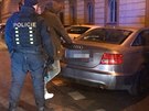 Auto u hlavn�ho n�dra�� v Praze bylo pln� atrap zbran�, majitel� m�li u sebe...