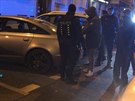 Auto u hlavnho ndra v Praze bylo pln atrap zbran, majitel mli u sebe...
