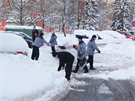 Sníh pomáhají v Jablonci nad Nisou odklízet také vzni