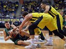 Paulius Jankunas (vlevo) ze algirisu pod tlakem ralok z Fenerbahce. Po míi...