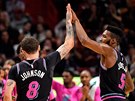 Tyler Johnson (8) a Derrick Jones Jr. (5) slaví trefu Miami proti Bostonu,...