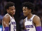 Buddy Hield (vlevo) a De'Aaron Fox u tuí, e jejich Sacramento nad Detroitem...