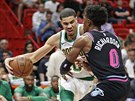 Jayson Tatum (vlevo) z Bostonu útoí kolem Joshe Richardsona z Miami.