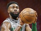 Bostonský kídelník Jaylen Brown se rozcviuje.