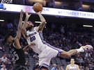 Willie Cauley-Stein ze Sacramenta útoí pes Reggieho Bullocka z Detroitu.