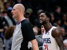 Patrick Beverley z LA Clippers se diví, e ho sudí Eric Dalen vylouil.