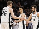 Basketbalisté San Antonia se radují. Zleva Jakob Pöltl, Derrick White, Marco...