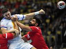 panlský házenká Alex Dujshebaev (v bílém) v utkání s Bahrajnem