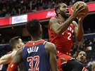 Kawhi Leonard (2) z Toronta zakonuje proti Washingtonu kolem Tomáe...