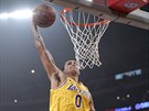 Kyle Kuzma z LA Lakers smeuje do koe Chicaga.