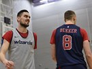 Tomá Satoranský (vlevo) a Sam Dekker na tréninku washingtonských basketbalist...