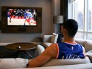 Enes Kanter z New York Knicks sleduje své spoluhráe proti Washington Wizards...