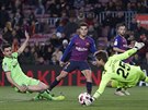 Coutinho (7) z Barcelony se pokusil pekonat gólmana Levante.