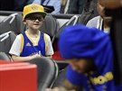 Malý fanouek Golden State Warriors sleduje lelkujícího DeMarcuse Cousinse ped...